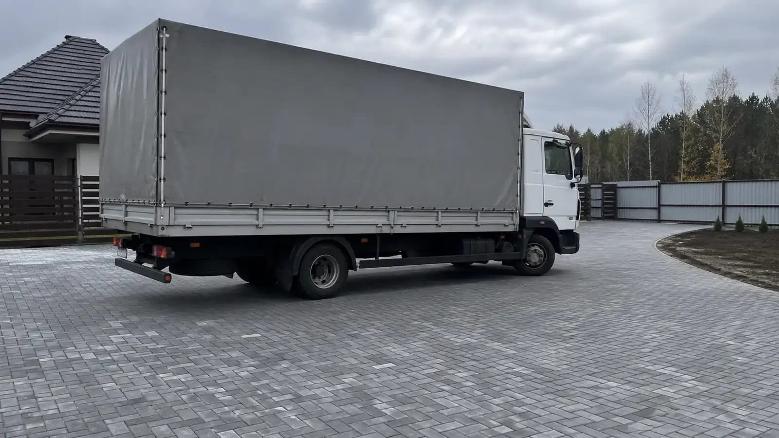 Грузовой автомобиль на мощёном частном въезде
