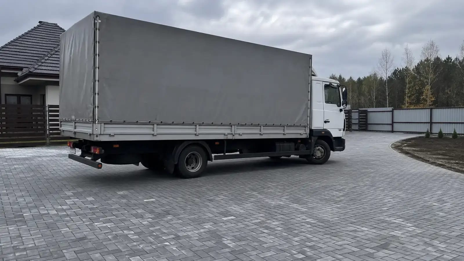 Плитка под грузовой транспорт: когда обычного дворового пирога недостаточно