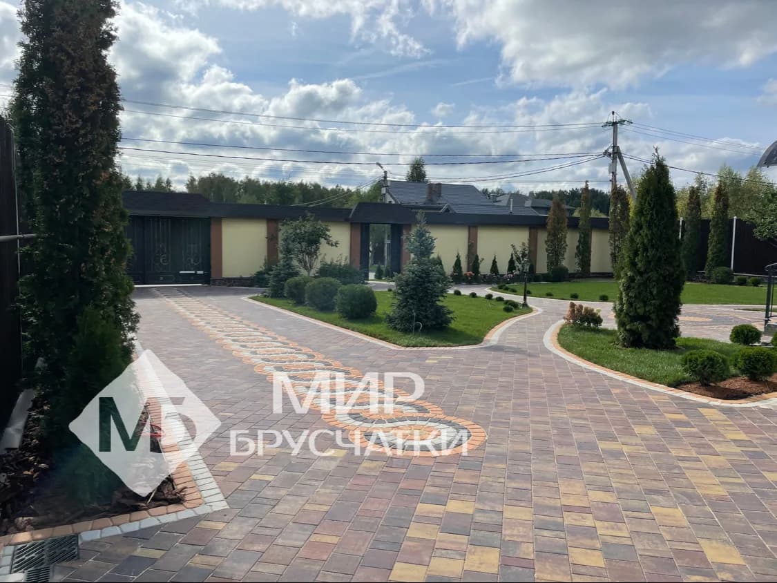 Волнистый узор во дворе