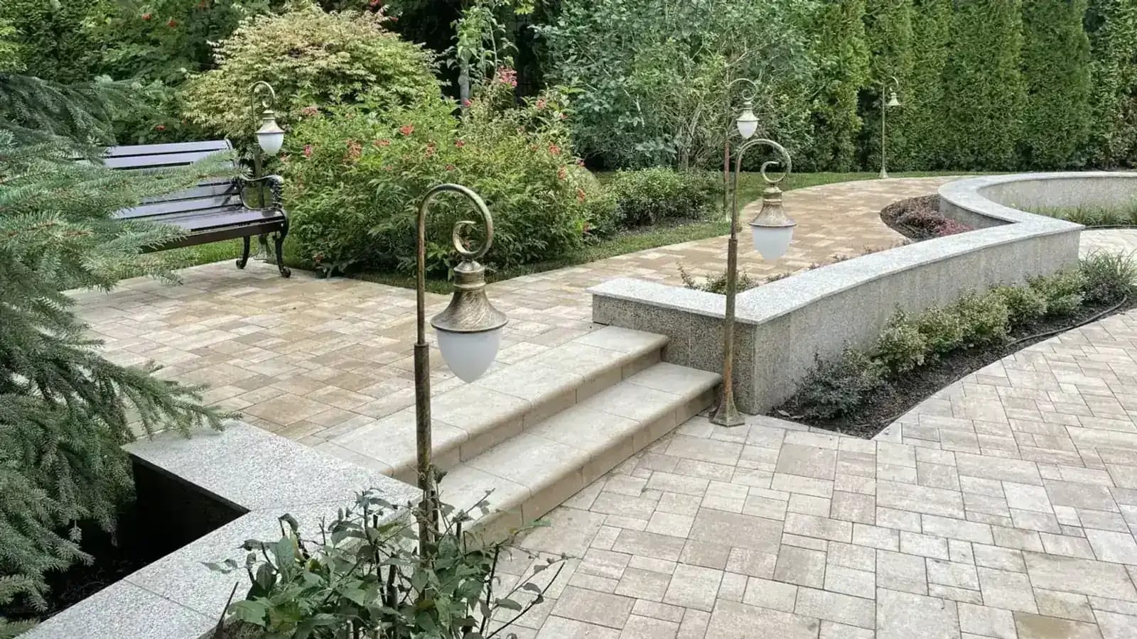 Тротуарная плитка на участке с уклоном: ступени, подпорные зоны и вода